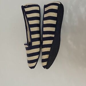 Ugg sz 7.5 navy/white striped canvas flats